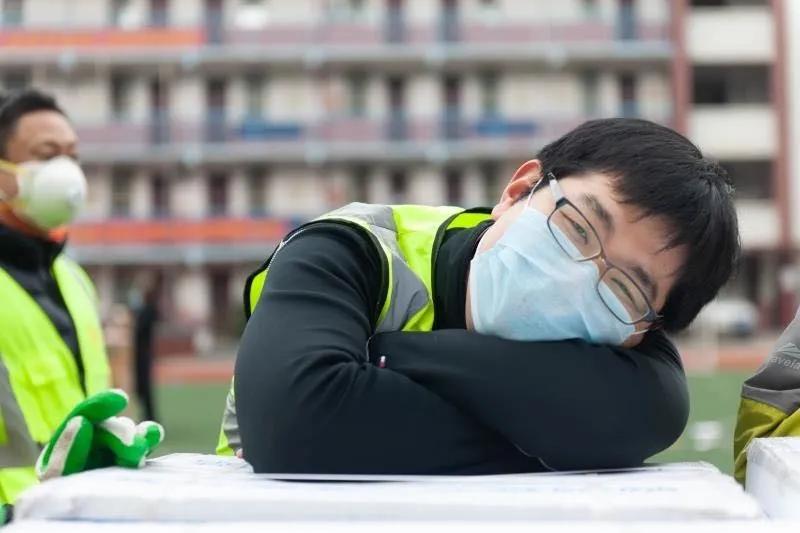 志愿者賈威：“累了，趴下歇會兒”