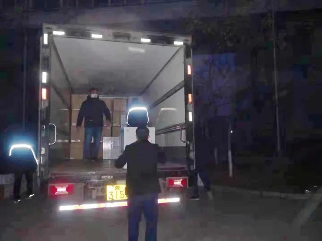這樣深夜連續(xù)作業(yè)，已堅持了多日